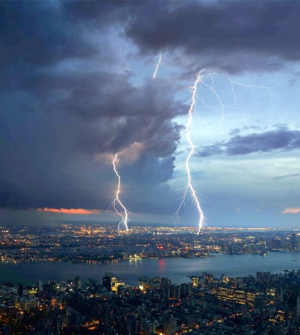 Descarga eléctrica sobre el skyline de una ciudad