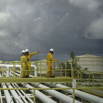 Planta petroquímica bajo tormenta
