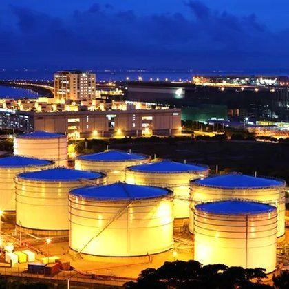 Refinería iluminada de noche