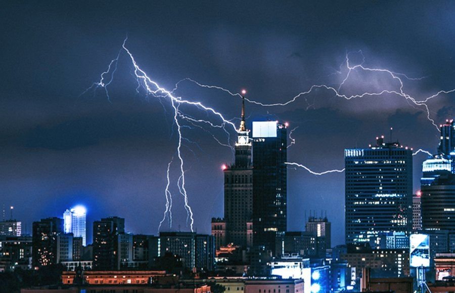Descargas eléctricas sobre los edificios de una ciudad